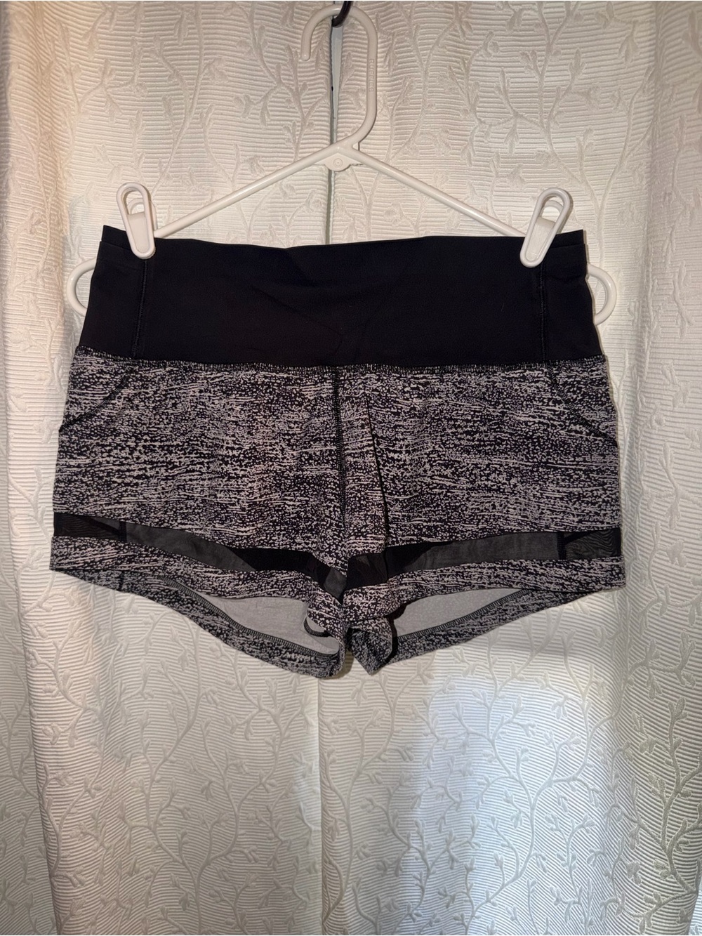 Lululemon black & white shorts